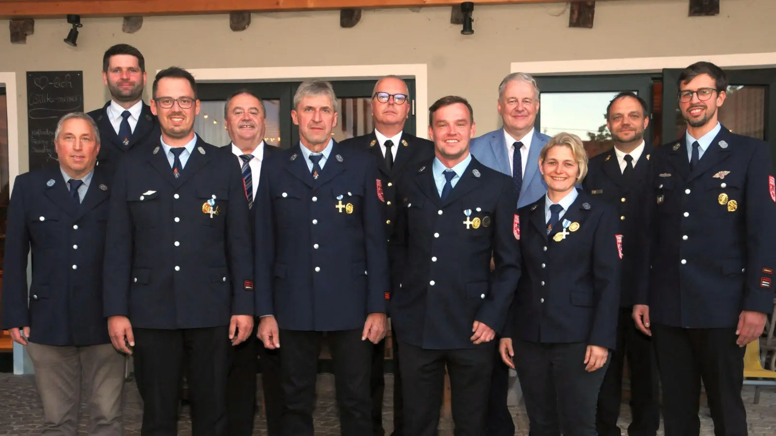 Die sieben geehrten Aktiven der Atzmannsrichter Wehr mit Bürgermeister Peter Dotzler, Kreisbrandrat Christoph Strobl, Landrat Richard Reisinger und Kreisbrandinspektor Michael Iberer (hinten, von links). (Bild: Joachim Gebhardt)