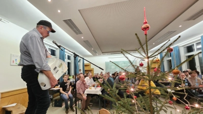 Versteigerer Ertl schwitzte beim Verkauf der WC-Austattung (Bild: Markus Hubmann)