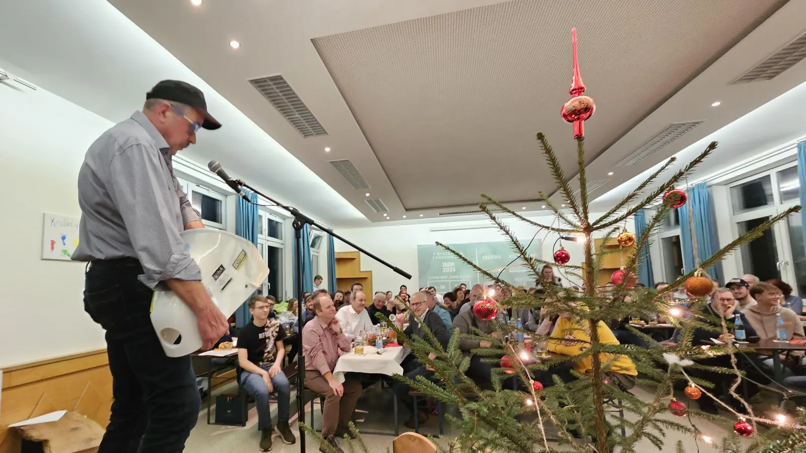 Versteigerer Ertl schwitzte beim Verkauf der WC-Austattung (Bild: Markus Hubmann)