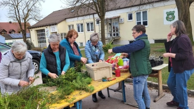 Gemeinsam fertigen die Frauen des Vereins in Neunaigen die traditionellen Palmbuschen für den Palmsonntag (Bild: Maria Treiber)