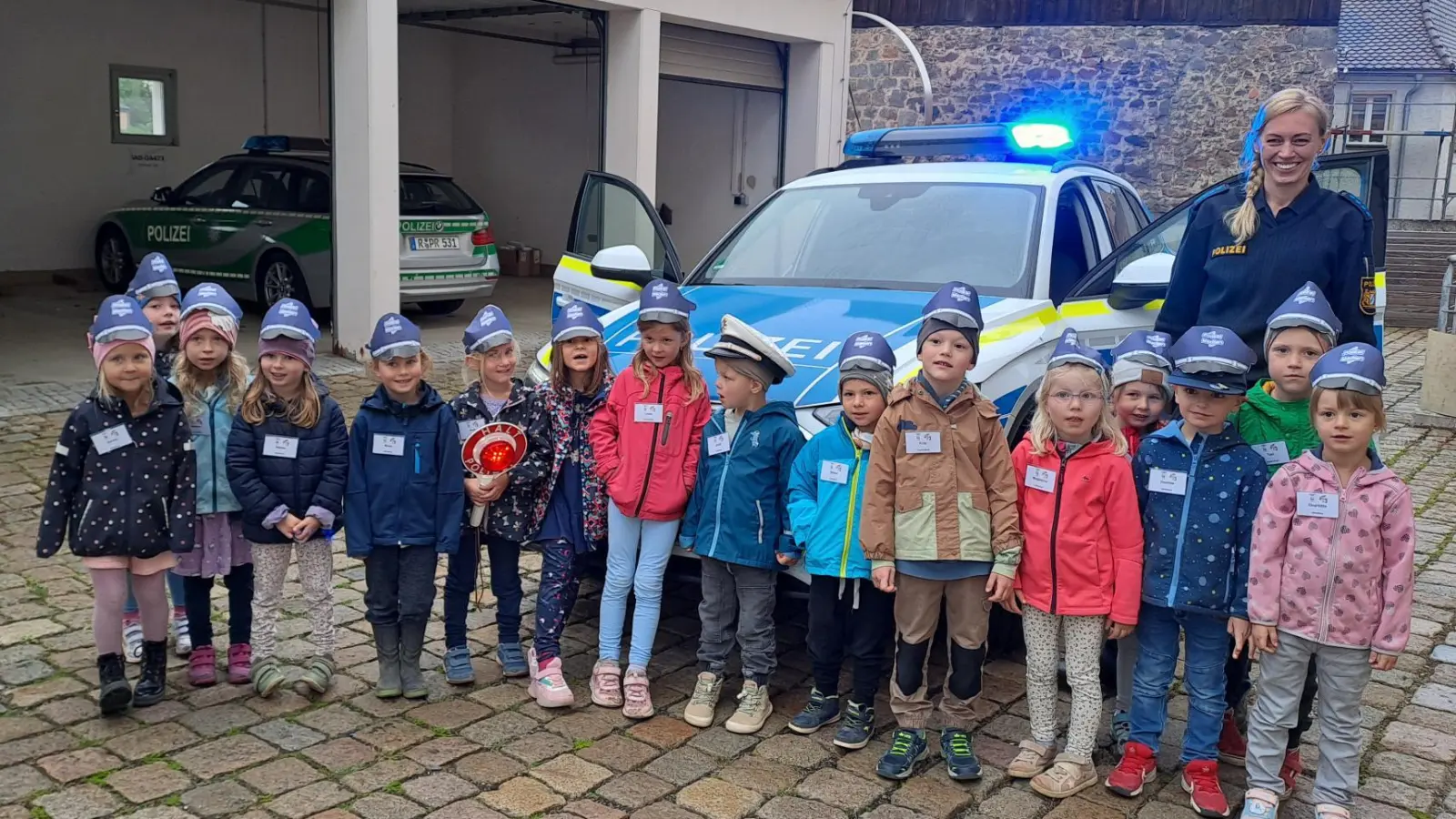 Der Ausflug der Kindergartenkinder zur Polizeiinspektion Nabburg hinterließ viele Eindrücke.  (Bild: Katja Baumer)