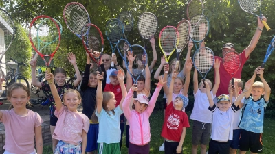 Mit Begeisterung dabei: Die Kinder beim Tennis-Ferienprogramm der DJK Ursensollen. (Bild: Herbert Wagner)
