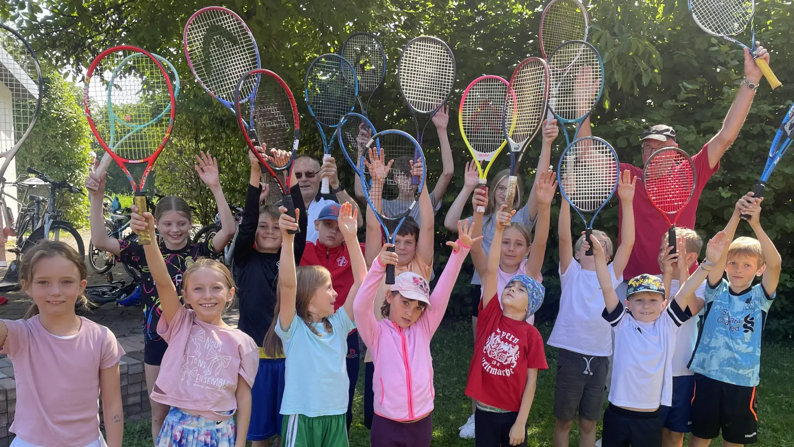 Mit Begeisterung dabei: Die Kinder beim Tennis-Ferienprogramm der DJK Ursensollen. (Bild: Herbert Wagner)