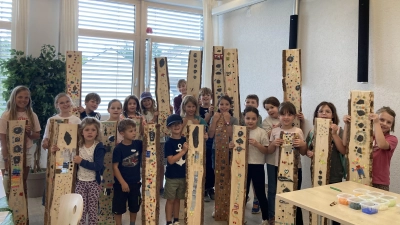 Mosaiksteinchen lassen ein Holzbrett zu einem Kunstwerk werden. (Bild: Marianne Lebegern)