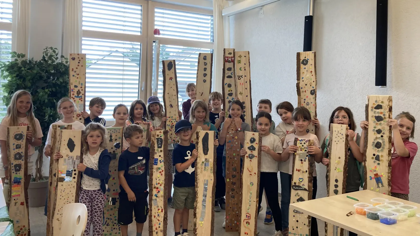 Mosaiksteinchen lassen ein Holzbrett zu einem Kunstwerk werden. (Bild: Marianne Lebegern)