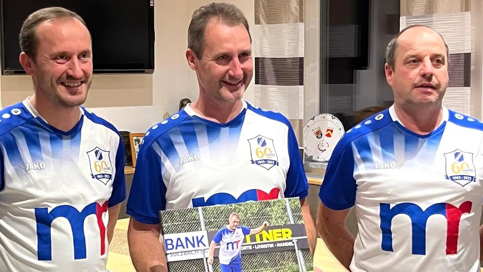 Beim Abschlussabend im Sportheim überreichten 1.Vorsitzender Martin Luber (links) und der Trainer der SVI-Legendenelf Georg Graf (rechts) ein vergrößertes Bild an den Sponsor des Essens Reinhard Kohl. Das Bild zeigt Kohl, in voller Aktion, beim Benefizspiel gegen den FC Sternstunden. (Bild: no)