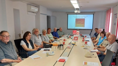 Seniorenvorstand Ver.di Nordoberpfalz: li.Seite von oben: Dr. Titus Chocholka, Manfred Haberzeth, Waltraud Haberkorn, Karin Neugirg, Kick Manfred, Reiß Margunde, König Erich, re.Seite von oben: Waltraud Rothballer, Werner Walberer, Steger Josef, Steger Maria, Erfurt Hans, Zeitler Bernd (Bild: Manfred Haberzeth)