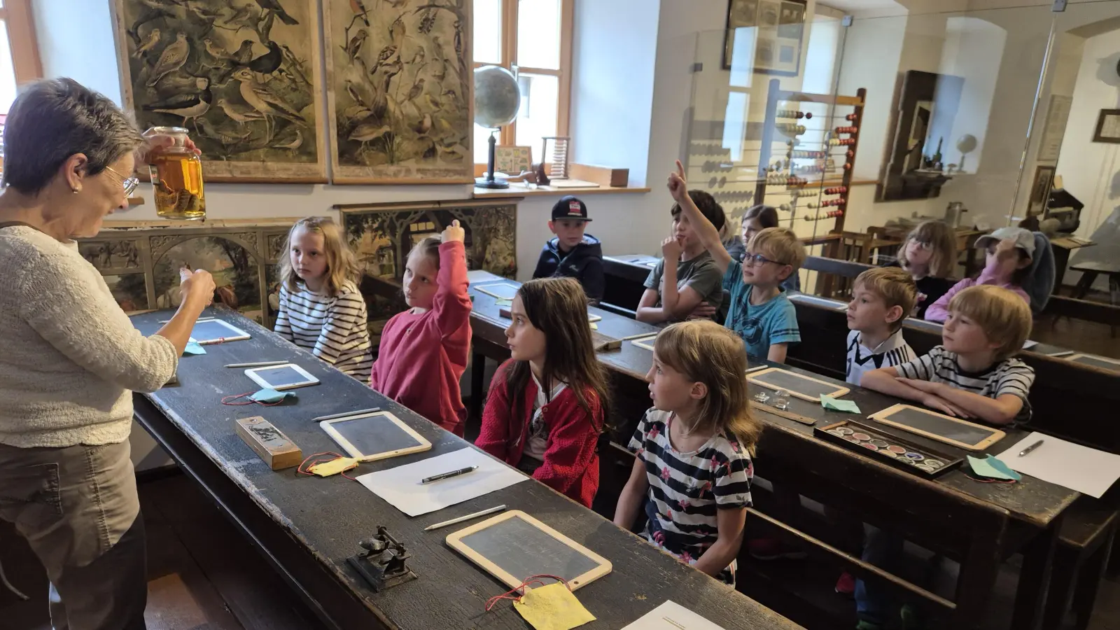 Gabriele Achmann versetzte die Kinder in die Zeit der ehemaligen alten Münchenreuther Dorfschule. (Bild: Hermann Müller)