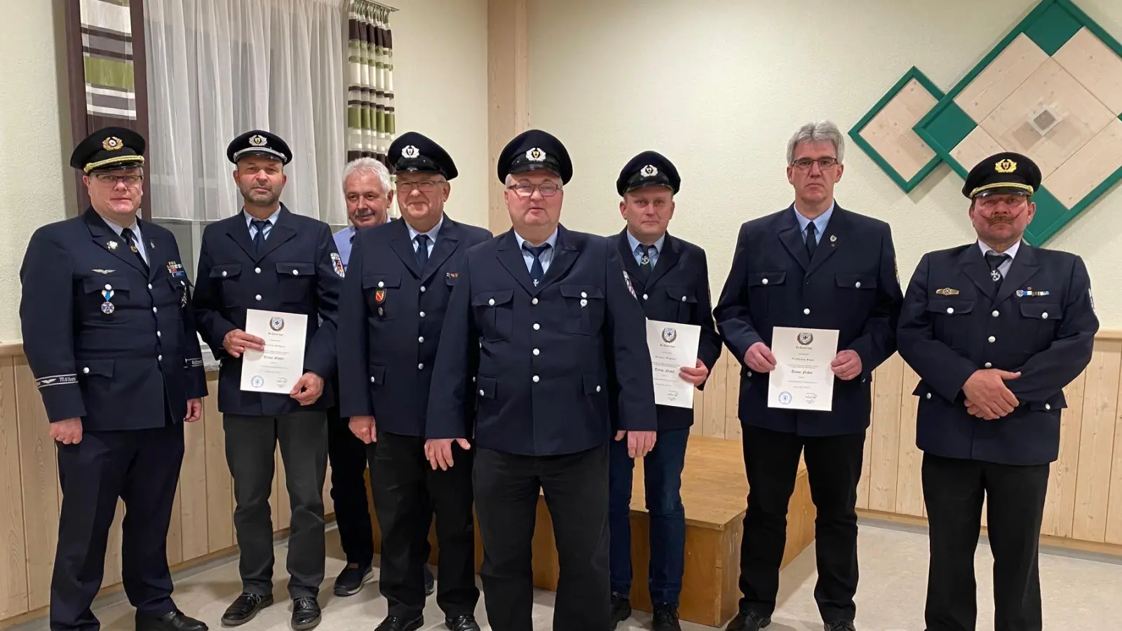 Von links, Marcus Köppl, Martin Dimper Urkunde 10 Jahre KSK, Alois Wöhrl Urkunde 20 Jahre Volksbund, Martin Bär, Jürgen Schreyer, Reiner Wagner Urkunde 25 Jahre KSK, Wolfgang Raps Urkunde 25 Jahre KSK, Michael Pühl. (Bild: Martin Bär)