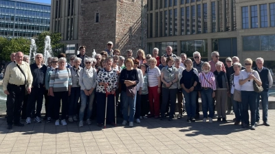Reisegruppe des OGV-Tirschenreuth bei der Tagesfahrt vor dem Wahrzeichen der Stadt Chemnitz „Der rote Turm”. (Bild: Gabriele Laubert)