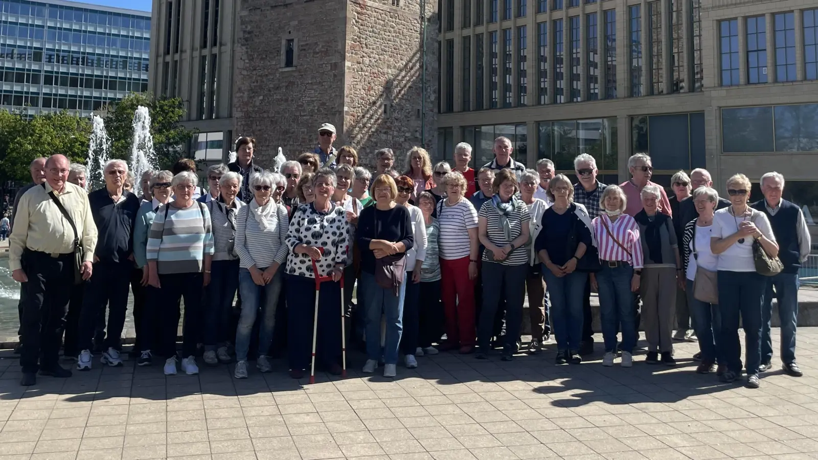 Reisegruppe des OGV-Tirschenreuth bei der Tagesfahrt vor dem Wahrzeichen der Stadt Chemnitz „Der rote Turm”. (Bild: Gabriele Laubert)