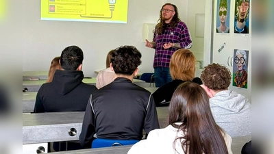 Tom Hannemann mit den Friseurklassen 10 und 12. (Bild: Anja Gürtler)