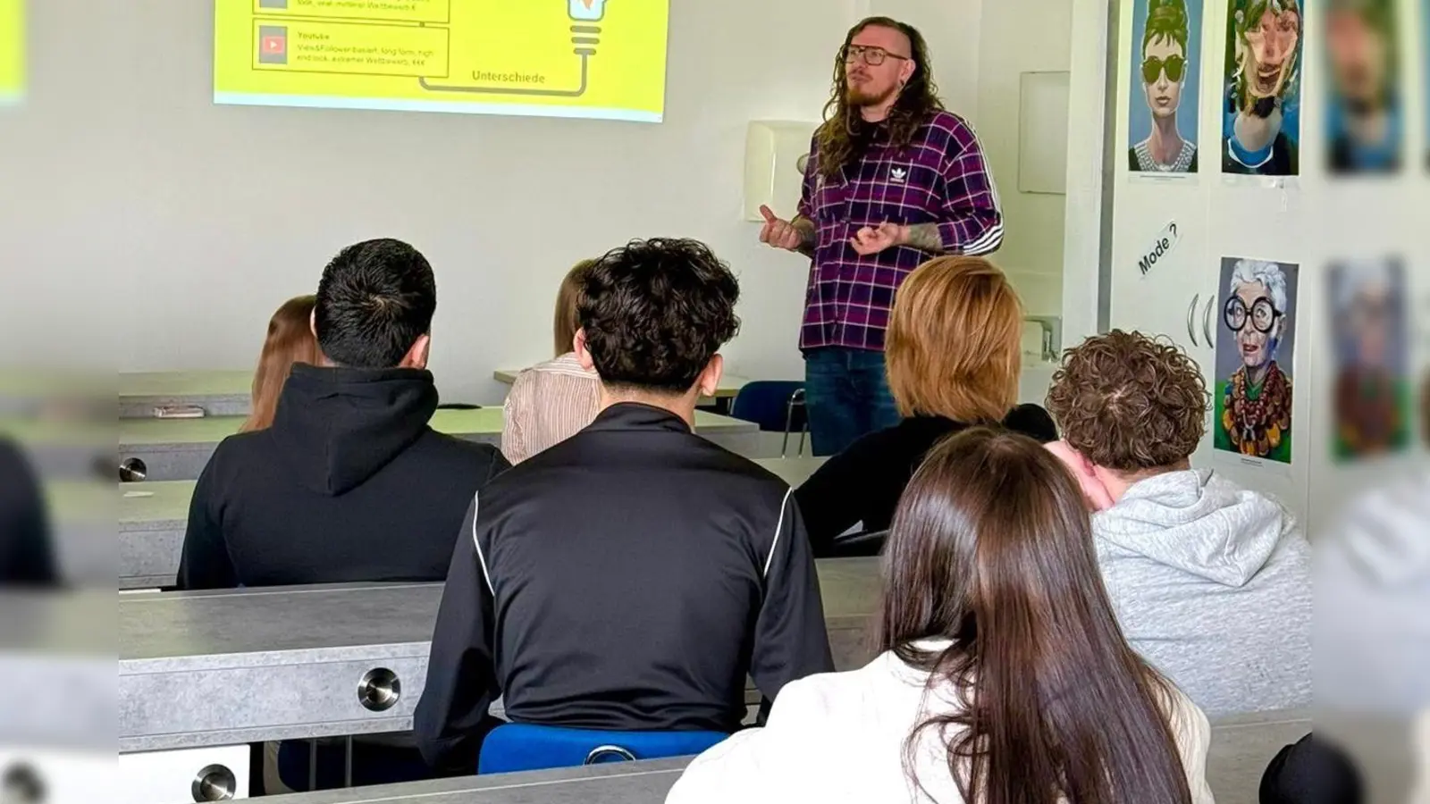 Tom Hannemann mit den Friseurklassen 10 und 12. (Bild: Anja Gürtler)
