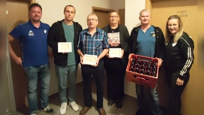 Der Sieger Gerhard Kiesl aus Vohenstrauß (3.v.l.). Zweitplatzierte Gabi Bauer aus Nabburg (4.v.l.). Dritter wurde Felix Woppmann, ebenfalls aus Vohenstrauß. (2.v.l).  (Bild: Sebastian Kurzka)