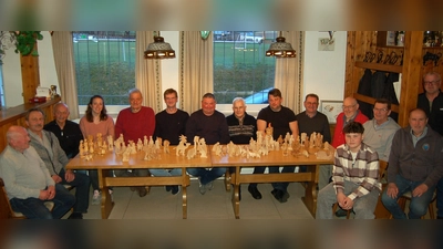 Beim Abschlussabend im Sportheim präsentierten die Hobby-Schnitzer ihre Werke. (Bild: Josef Pflaum)