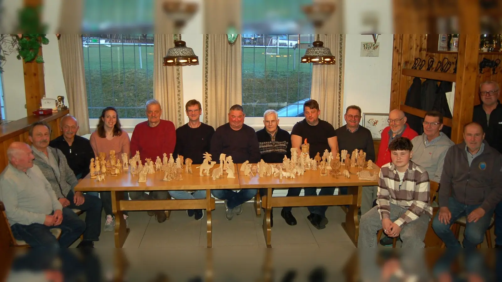 Beim Abschlussabend im Sportheim präsentierten die Hobby-Schnitzer ihre Werke. (Bild: Josef Pflaum)