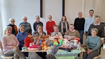 Fast 3000 Artikel aus Wolle fertigten die Strickerinnen der Neustädter Strickrunde im letzten Jahr. Sie kommen alle wohltätigen Zwecken zugute wie zum Beispiel KoKi-Koordinationsstelle „Frühe Hilfen“ des Landkreises Neustadt. Michael Simmerl und Barbara Hösl (hinten von rechts) nahmen die 600 Paar Babyschühchen gerne entgegen. (Bild: Hans Prem)