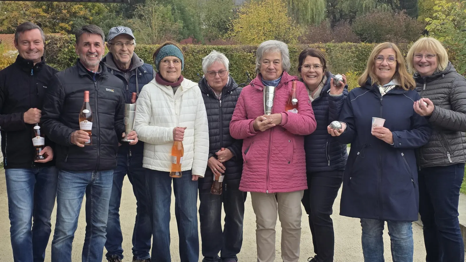 Tirschenreuther Boulemeisterschaften: Links das Team „Boule-Dozer (2.Platz); Mitte Team Bahn-Feger“ (Platz 1) mit Anka Weiß, Annemarie Mayer, Maja König; Rechts das Team „Büttelloch-Gang“ (Platz 3). (Bild: Peter Gold)