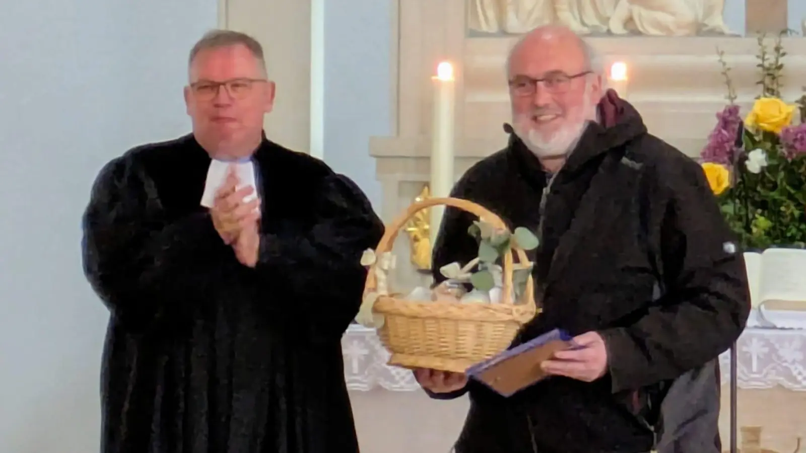 Pfr. Berthold gratulierte Martin Häupler für seinen langjährigen Dienst mit Urkunde und einem „musikalischen” Geschenkkorb (Bild: Franziska Berthold)