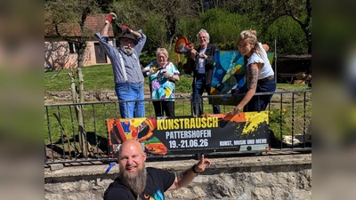 Die Organisatoren sind bereits im Kunstrausch. An drei Tagen wird Kunst von Bildhauerei bis Malereien, Kunsthandwerk und Musik geboten vom 19. bis 21. Juni 2026. v.l. Hans Yberle, Lissi Yberle, Herbert Winter und Claudia Brechtelsbauer, unten ist Thomas Balu Weiß. (Bild: Thomas Balu Weiß)