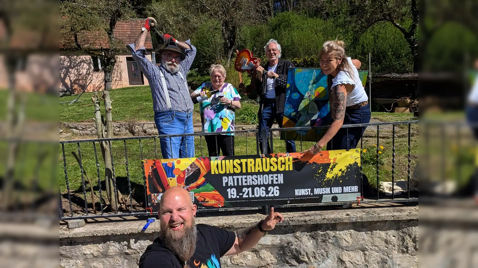 Die Organisatoren sind bereits im Kunstrausch. An drei Tagen wird Kunst von Bildhauerei bis Malereien, Kunsthandwerk und Musik geboten vom 19. bis 21. Juni 2026. v.l. Hans Yberle, Lissi Yberle, Herbert Winter und Claudia Brechtelsbauer, unten ist Thomas Balu Weiß. (Bild: Thomas Balu Weiß)