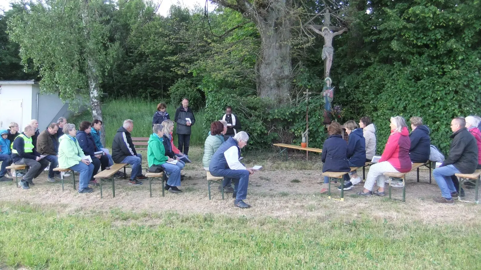 Das große Flurkreuz am Weberhölzl, eingerahmt von einer mächtigen, geschätzt rund 200 Jahre alten Eiche und anderen markantem Grün. Die Pittersberger Bittgänger, wie auch Wanderer, zieht es alle Jahre wieder hin zur Höhe mit Jesus und Maria und viele gehen gerne mit! (Bild: Michael Götz)