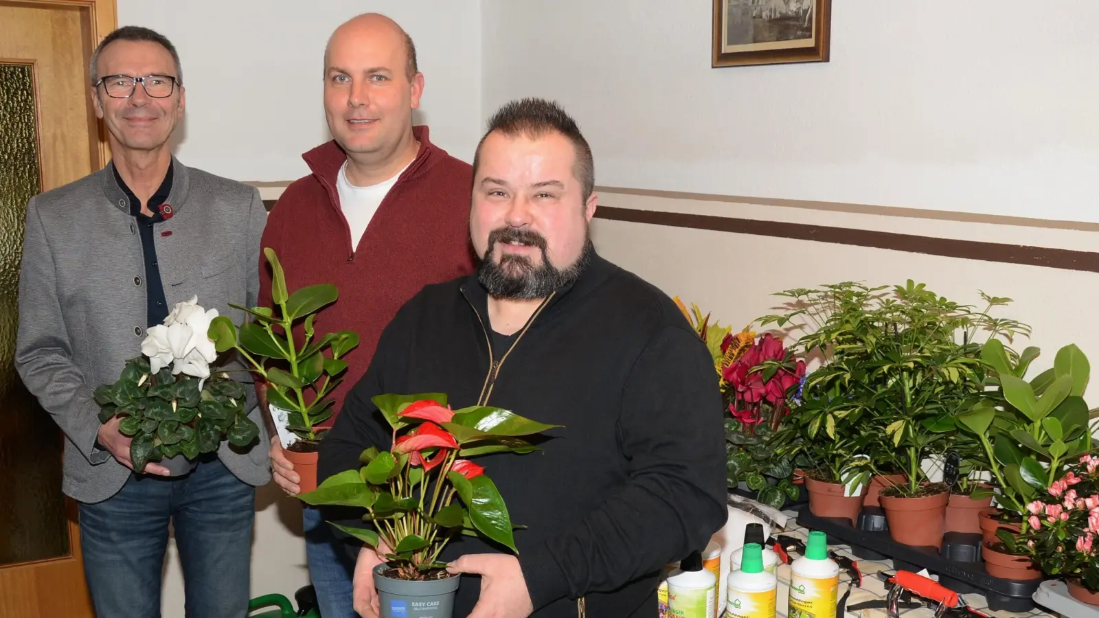 Bürgermeister Peter Achatzi, Kreisfachberater Markus Fuchs und Vorstand Christoph Martini freuten sich über die gelungene Veranstaltung und den schönen Preisen bei der Verlosung nach Kaffee und Kuchen. (Bild: Erwin Kolb)