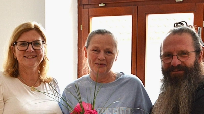 Im Rahmen einer kleinen Feierstunde wurde Frau Petra Schödel von Bürgermeisterin Beate Dietrich und dem Betriebsleiter der städtischen Schulen Stefan Enderer in den Ruhestand verabschiedet. (Bild: Fritz Dietl)