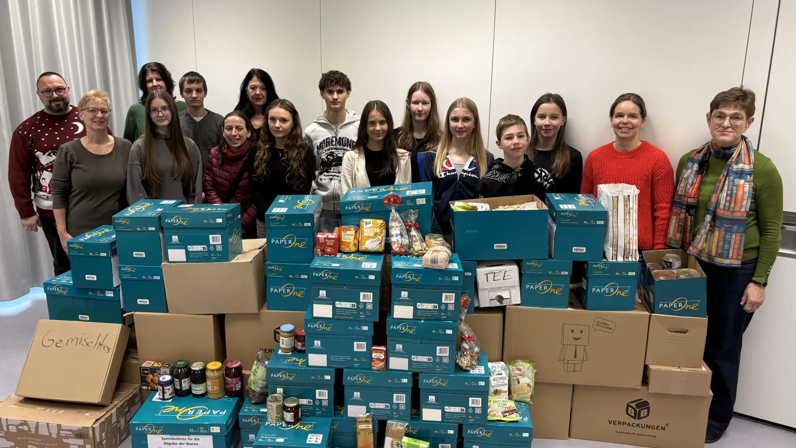 Übergabe der gesammelten Spenden an die Kemnather „Tafel“ in den Räumen der Kemnather Realschule. (Bild: Gertraud Burkhardt)