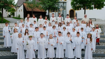 Im Spitalhof trafen sich die 36 Erstkommunionkinder mit dem Ministranten und mit Pfarrer Hannes Lorenz (hintere Reihe rechts) zum Erinnerungsfoto an diesen Festtag. (Bild: Günter Scharl)