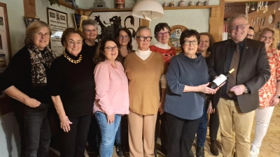 von links: Barbara Fischer, Helga Stadlbauer, Dorle Altmann, Sonja Scharf, Annette Obertshauser, Lisbeth Feldmeier, Nora Meierhofer, Sonja Kellner, Beate Schuster, Andreas Feller, Yvonne Kellner, Claudia Berger (Bild: Susanne Feller)