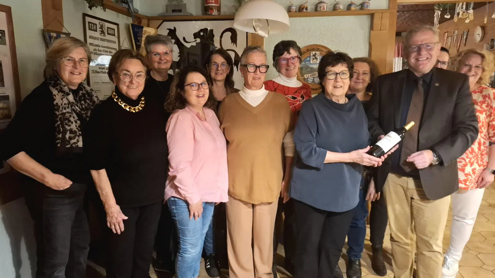 von links: Barbara Fischer, Helga Stadlbauer, Dorle Altmann, Sonja Scharf, Annette Obertshauser, Lisbeth Feldmeier, Nora Meierhofer, Sonja Kellner, Beate Schuster, Andreas Feller, Yvonne Kellner, Claudia Berger (Bild: Susanne Feller)