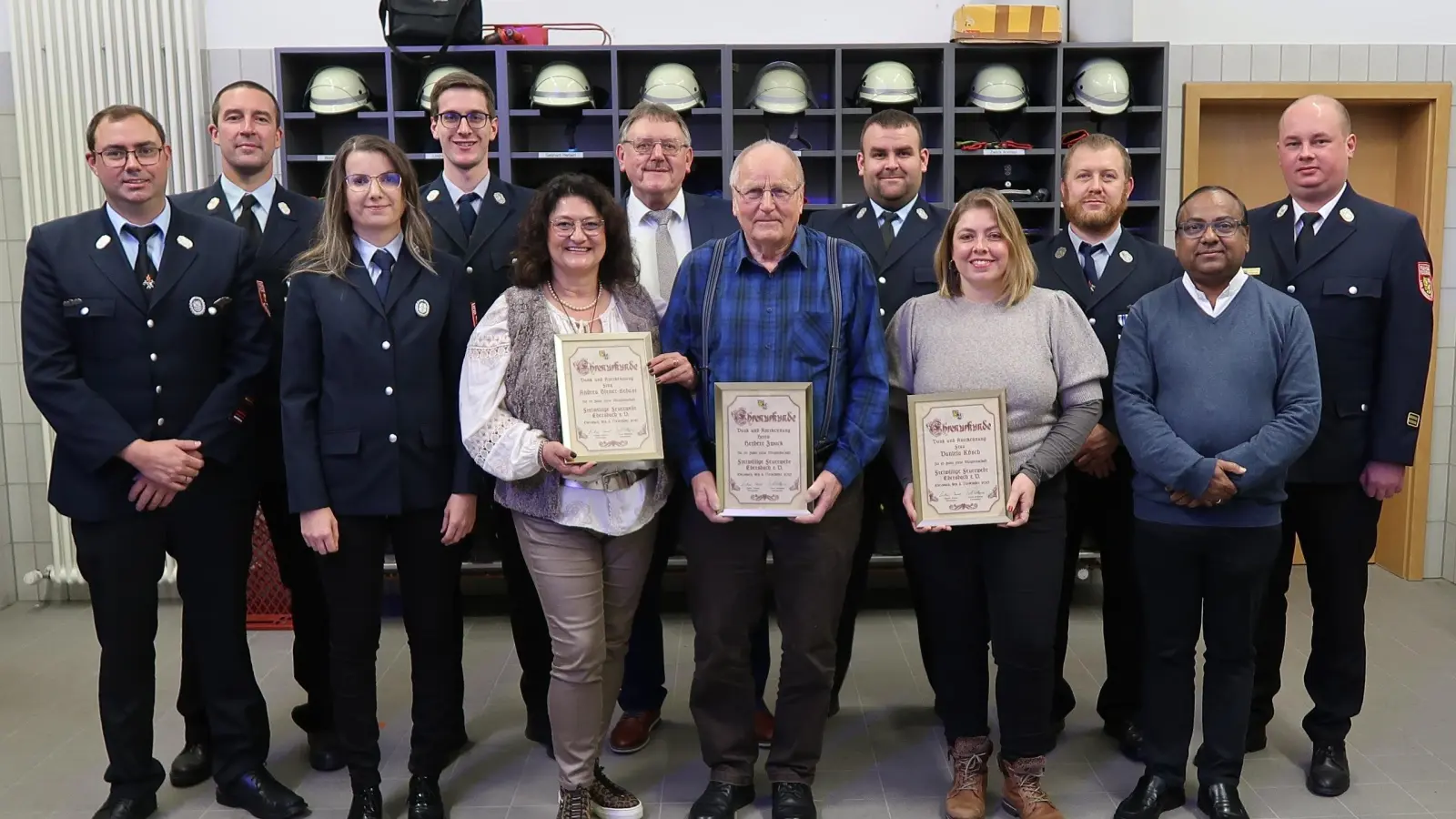 Die geehrten Mitglieder der Feuerwehr Ebersbach umrahmt von den Ehrengästen (von links): Kommandant Wolfgang Rösch, Vorsitzender Manuel Lindner, Schriftführerin Anna Reuschl, Kassier Markus Hann, Andrea Birner-Sebast, Bürgermeister Hans Martin Schertl, Herbert Zwack, stellvertretender Vorsitzender Andreas Weiß, Daniela Rösch, stellvertretender Kommandant Andreas Zwack, Pfarrer Madanu und Kreisbrandmeister Andreas Luber. (Bild: Christina Rabenstein)