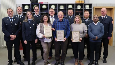 Die geehrten Mitglieder der Feuerwehr Ebersbach umrahmt von den Ehrengästen (von links): Kommandant Wolfgang Rösch, Vorsitzender Manuel Lindner, Schriftführerin Anna Reuschl, Kassier Markus Hann, Andrea Birner-Sebast, Bürgermeister Hans Martin Schertl, Herbert Zwack, stellvertretender Vorsitzender Andreas Weiß, Daniela Rösch, stellvertretender Kommandant Andreas Zwack, Pfarrer Madanu und Kreisbrandmeister Andreas Luber. (Bild: Christina Rabenstein)