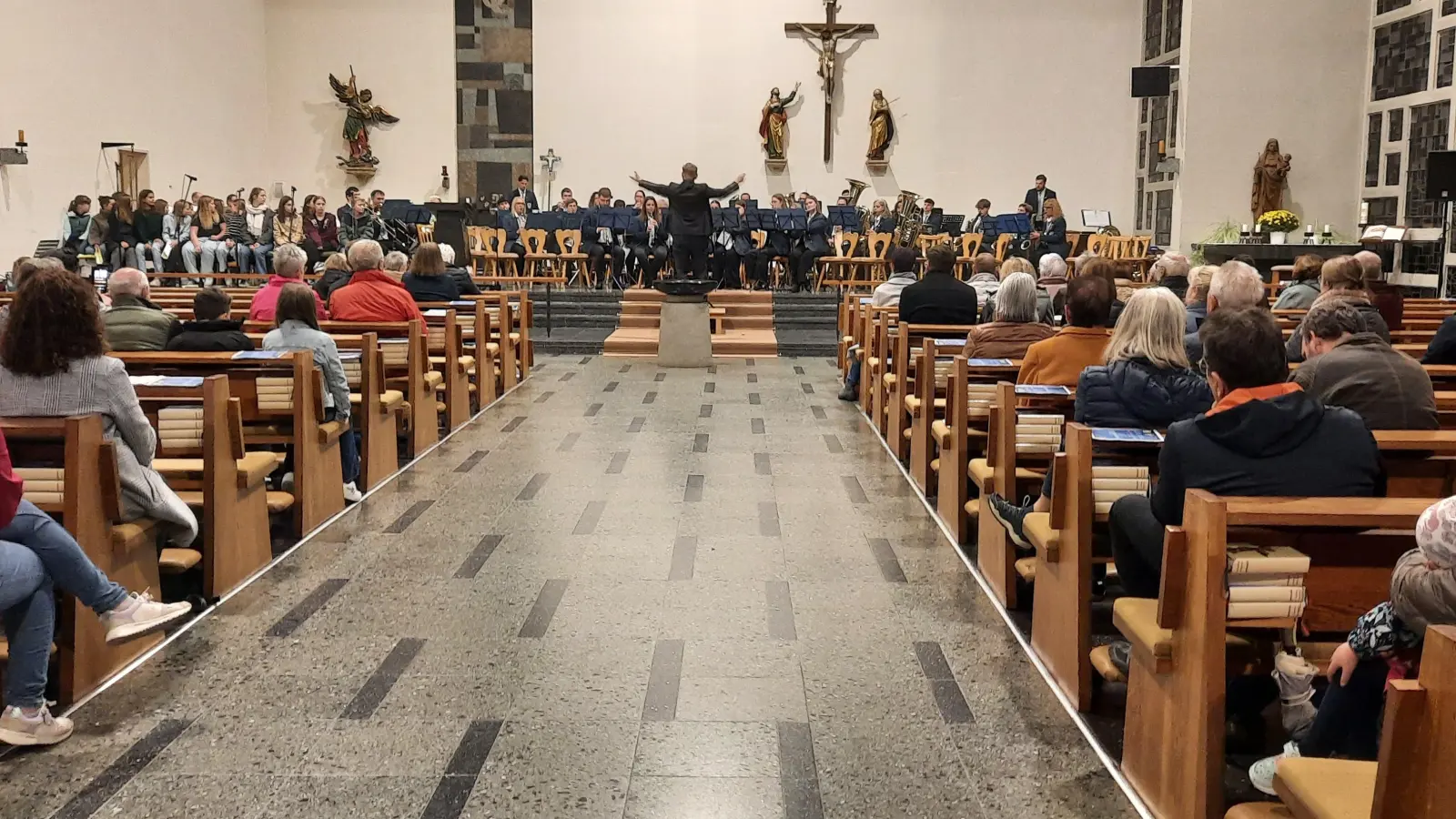 Starker Auftritt der Blaskapelle Ammerthal, Musikverein Harmonie Kronau und Kinderchor Poppenricht in der Pfarrkirche. (Bild: Gerhard Doerfler)
