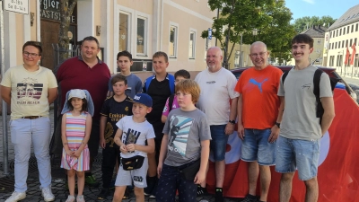 Die Teilnehmerinnen und Teilnehmer, umrahmt von Leopold Tippmann und Helmut Zeitler (von links) sowie Benedikt Stark und Hubert Rosner (von rechts) nach erfolgreicher Rückkehr. (Bild: Reinhard König)