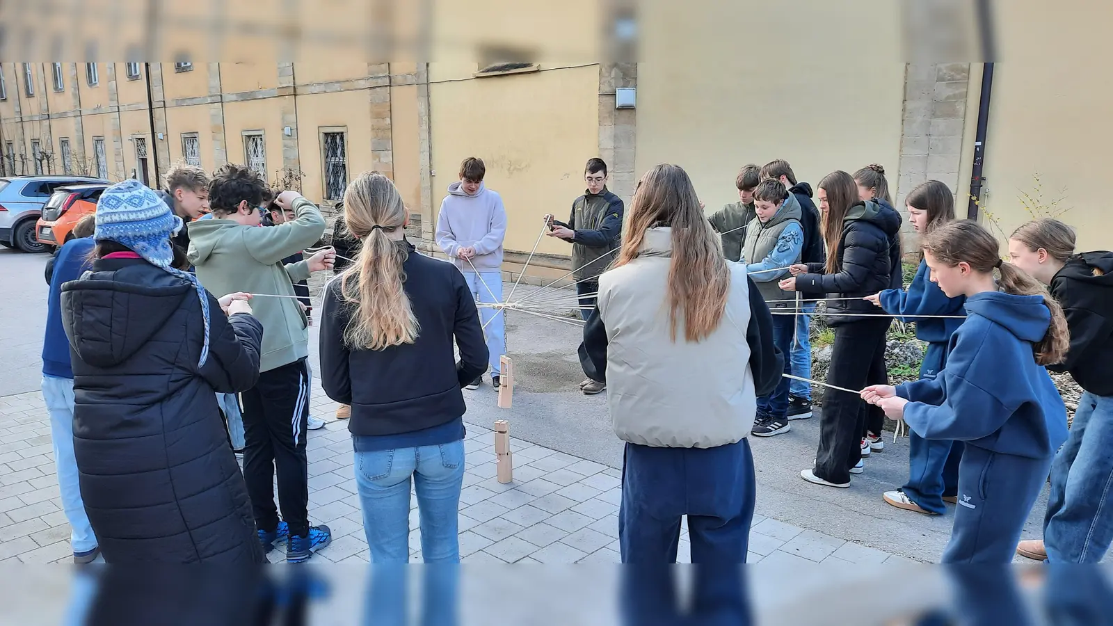 Das Bild zeigt eine Schülergruppe bei einem Kooperationsspiel. (Bild: Andreas Staufer)