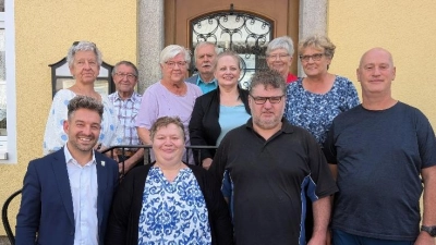 Die neue Vorsitzende des Ortsverbandes Wiesau, Gerlinde Bayer, und Gerald Bayer mit Bürgermeister Michael Dutz (links) und Kreisgeschäftsführer Thomas Döhler (rechts) und den Geehrten und weiteren Vorstandsmitgliedern. (Bild: Jutta Hautsch)