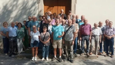Die Teilnehmenden vor der Pfarrkirche in Konnersreuth. (Bild: Rita Salomon)