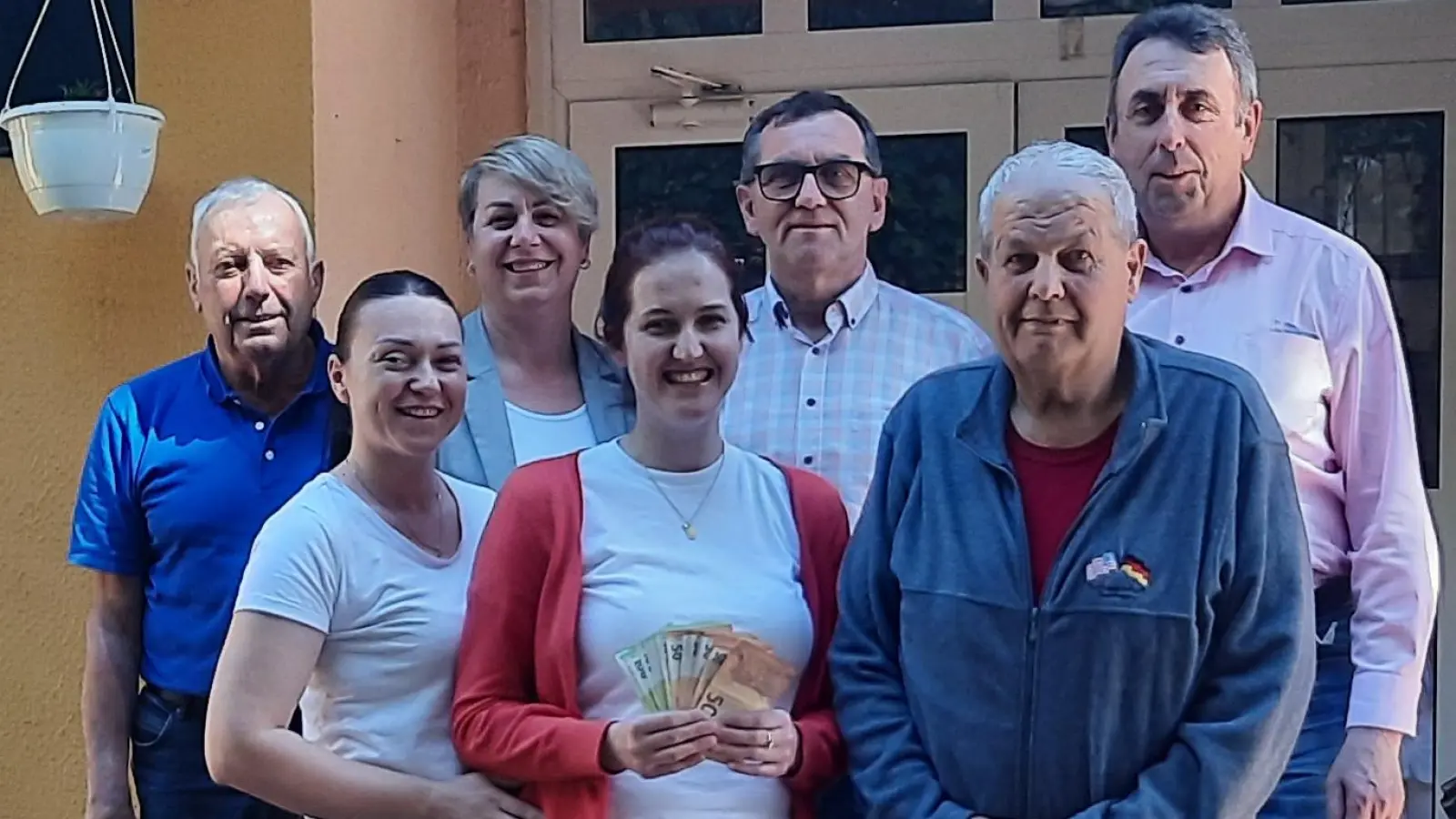 Geldübergabe an das Altenheim Domanovici. Hintere Reihe von links: Richard Pscherer, Ivona Kraljic (Leiterin Altenheim), Bernhard Krannich und Klaus Fiebig, vorne von links zwei Pflegekräfte das Altenheimes und Drazen Cule (Vorsitzender Wohltätigkeitsverein) (Bild: Klaus Fiebig)