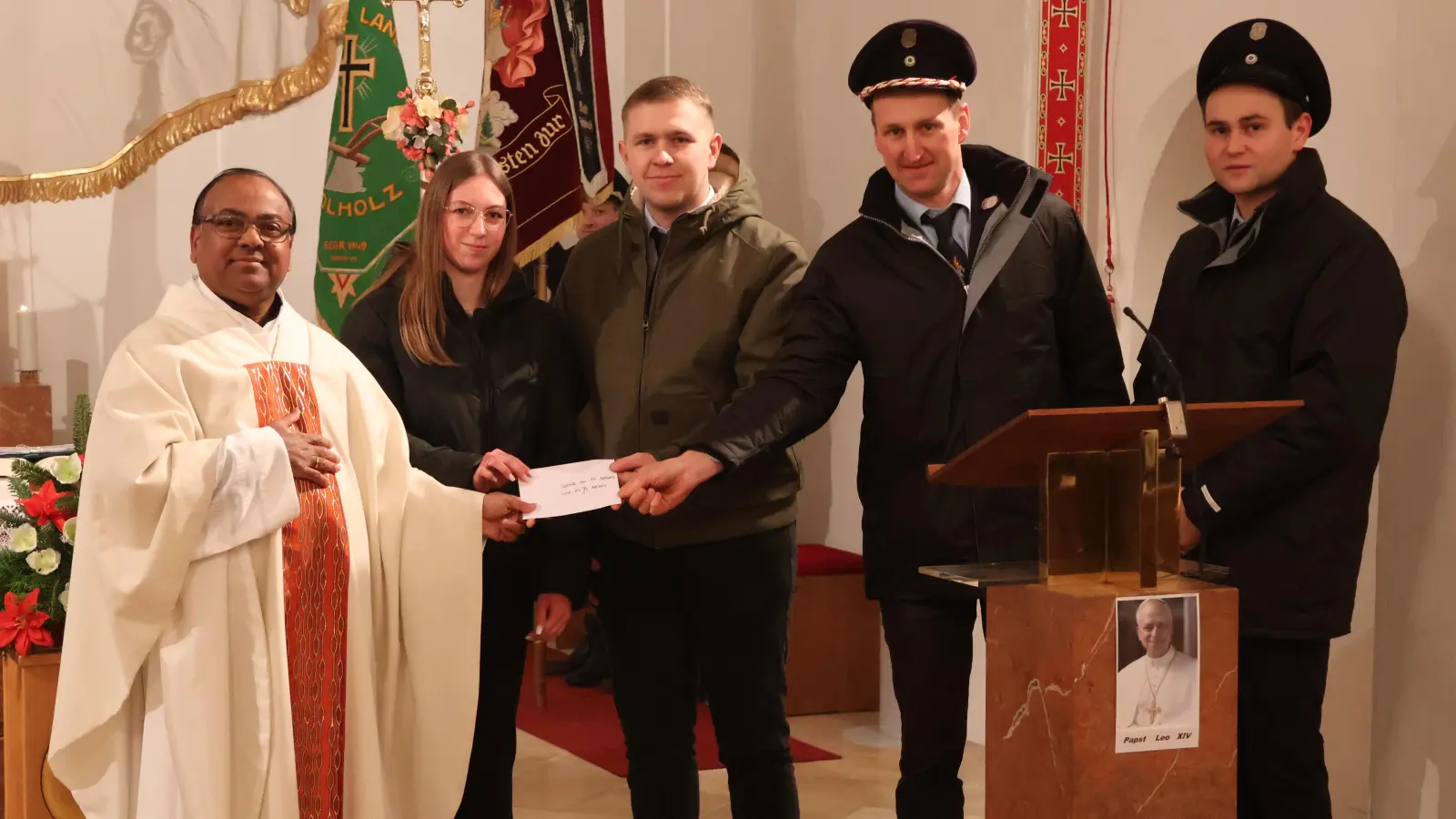 Spendenübergabe in der Kreuzbergkirche; darüber freuten sich (von links nach rechts): Stadtpfarrer Hrudaya Kumar Madanu, Nadine Winklmann und Simon Härtl, beides Vorsitzende der Landjugend Adlholz. Sowie Florian Siegler und Manuel Heindl, die beiden Vorsitzenden der Feuerwehr Adlholz. (Bild: Markus Rauscher)