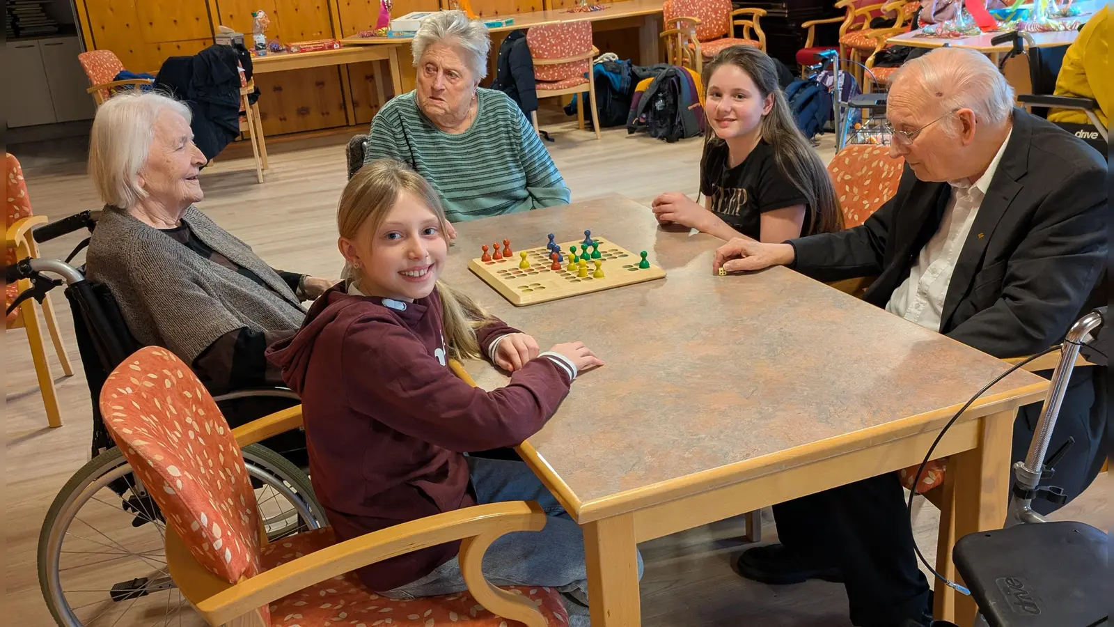 Beim gemeinsamen Mensch ärgere dich nicht-Spielen im Seniorenheim St. Martin (Bild: Sr. M. Raphaela Kratzer)