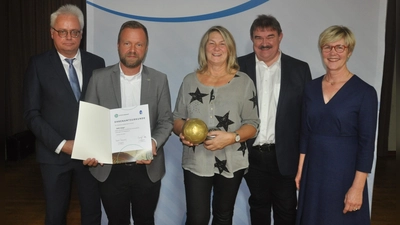 v.l.n.r.: Kreisehrenamtsbeauftragter Roman Melzner, MdL Bernd Heinisch, Edith Geiger, BFV-Kreisvorsitzender Albert Kellner, BLSV-Bezirksvorsitzende Barbara Hernes (Bild: Klaus-Günter Backes)