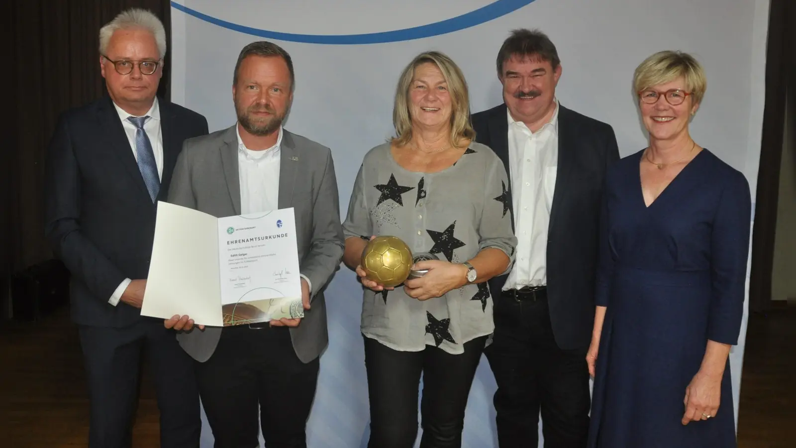 v.l.n.r.: Kreisehrenamtsbeauftragter Roman Melzner, MdL Bernd Heinisch, Edith Geiger, BFV-Kreisvorsitzender Albert Kellner, BLSV-Bezirksvorsitzende Barbara Hernes (Bild: Klaus-Günter Backes)