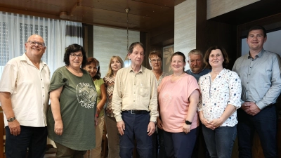 Von links Arthur Schriml, Ingrid Gebhard, Hildegard Kohl, Karola Sperber, Peter Wübben, Gunda Pirner, Tanja Woodroffe, Wolfgang Strobel, Doris Lehnerer, 2. Bürgermeister Tobias Luber (Bild: Horst Meidenbauer)