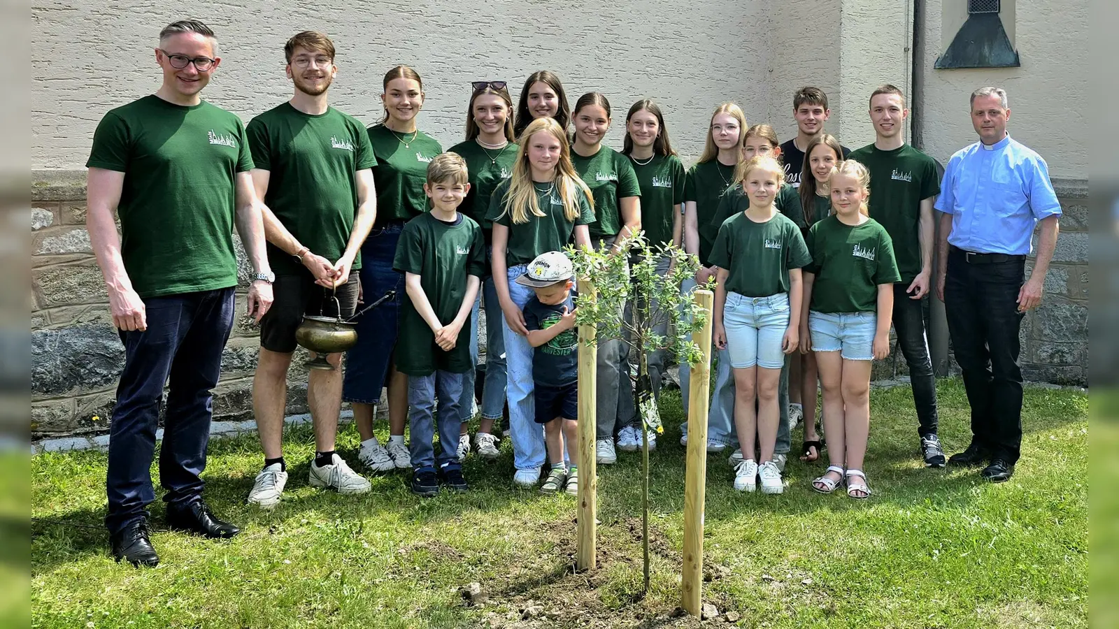 Die Ministranten pflanzten im Rahmen der Baum-Pflanz-Challenge neben der Pfarrkirche einen Baum. (Bild: Simone Maschke)
