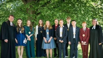 Von links: Pfarrrer Andreas Kraft, Amelie Wernick, Annika Langguth, Ida-Marie Herdina, Elena Hoyer, Luis Schmitz, Lukas Brandl, Lukas Cygan, Oliver Stark, Sandro Schmeißer, Pfrin Dr. Stefanie Schön (Bild: Susann Herdina)