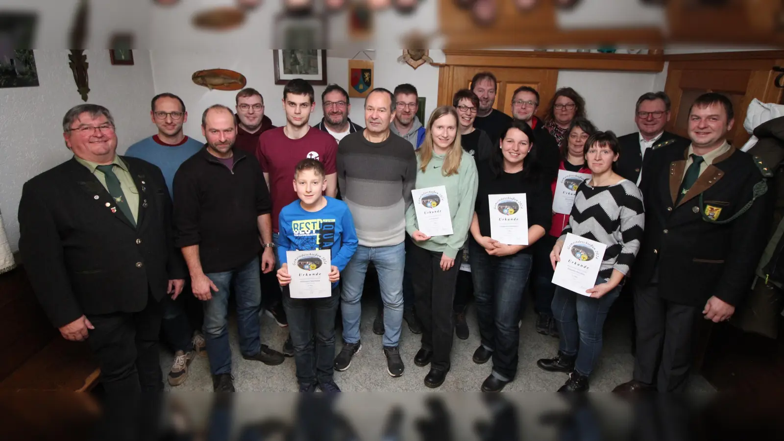 Die Vertreter der teilnehmenden Mannschaften mit dem Schützenmeister der Murachtaler Schützen (links) und der Schloßfalken Pertolzhofen (rechts) sowie Bürgermeister Martin Prey (zweite Reihe 1. von rechts). (Bild: Christoph Zinkl)