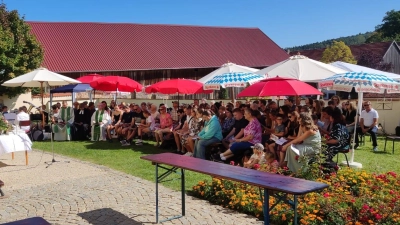 Festgemeinde auf der Poppenrichter Kirchenwiese (Bild: Horst Windisch)