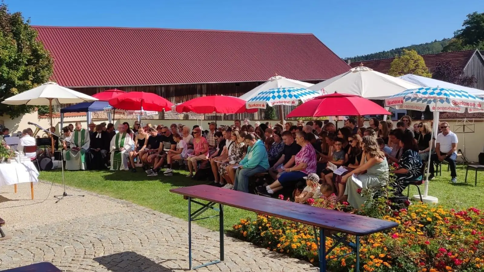 Festgemeinde auf der Poppenrichter Kirchenwiese (Bild: Horst Windisch)